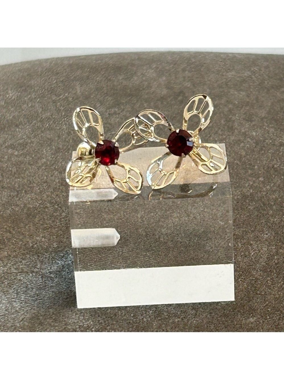 Vintage silver tone ruby red rhinestone centre flower screw back earrings